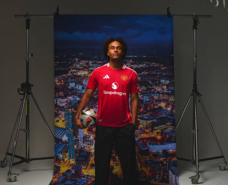 Zirkzee chính thức gia nhập Man United.